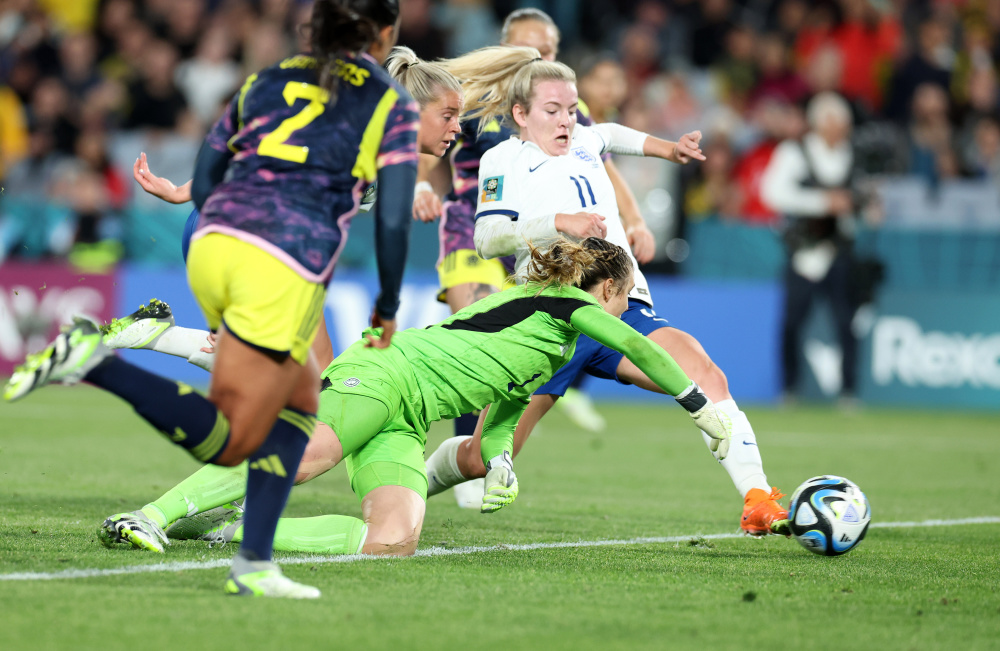 半岛体育官网-英格兰女足球迷聚集体育场,助威比赛视频